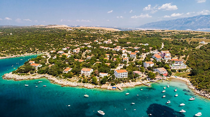 포토 JPG 주간 해외풍경 바다 요트 유럽풍경 자연 주택 풍경 해변 사람없음 야외 건물 마을 숲 언덕 크로아티아 항공촬영 선박 파그섬 국내포토 자연요소 해외 건축물 유럽 뷰포인트 섬 수상교통 배_교통 생태계 파일형식