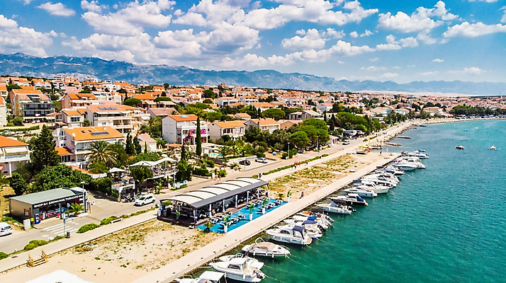 포토 JPG 주간 구름 해외풍경 바다 섬 요트 유럽풍경 자연 하늘 주택 풍경 해변 사람없음 야외 건물 마을 항구 크로아티아 항공촬영 페리선착장 선박 파그섬 국내포토 자연요소 해외 건축물 유럽 뷰포인트 수상교통 배_교통 교통시설 생태계 파일형식