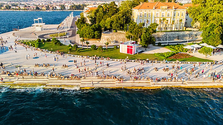 포토 JPG 주간 나무 해외풍경 바다 섬 유럽풍경 자연 주택 사람 여러명 해변 야외 건물 관광지 여행객 마을 크로아티아 항공촬영 자다르 바다오르간 국내포토 자연요소 식물 해외 건축물 유럽 뷰포인트 여행 다수 풍경 생태계 파일형식