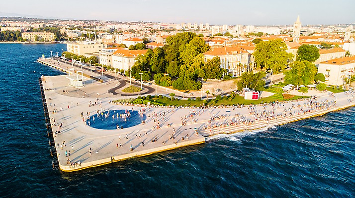 포토 JPG 주간 나무 해외풍경 공원 바다 섬 유럽풍경 자연 주택 사람 풍경 여러명 해변 야외 건물 관광지 여행객 마을 크로아티아 항공촬영 자다르 바다오르간 국내포토 자연요소 식물 해외 건축물 공공시설 유럽 뷰포인트 여행 다수 생태계 파일형식