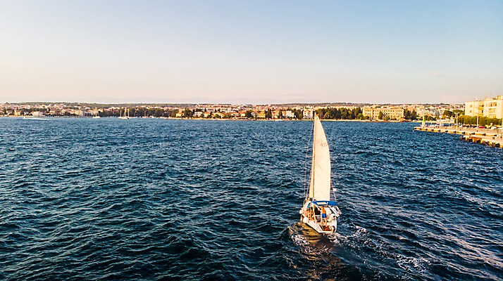 포토 JPG 주간 해외풍경 바다 섬 요트 유럽풍경 자연 항해 사람 풍경 여러명 성인 해변 야외 휴양지 크로아티아 항공촬영 자다르 국내포토 자연요소 해외 유럽 뷰포인트 다수 배_교통 장소 생태계 파일형식