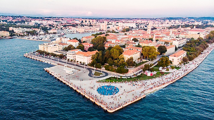 포토 JPG 주간 해외풍경 공원 바다 유럽풍경 자연 주택 사람 풍경 여러명 해변 야외 건물 관광지 마을 광장 크로아티아 항공촬영 선박 자다르 바다오르간 국내포토 자연요소 해외 건축물 공공시설 유럽 뷰포인트 여행 다수 수상교통 생태계 파일형식