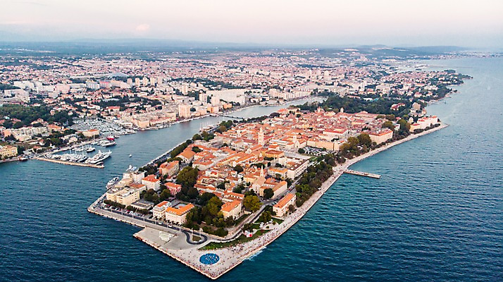 포토 JPG 주간 해외풍경 바다 유럽풍경 자연 주택 풍경 해변 사람없음 야외 건물 마을 항구 크로아티아 항공촬영 선박 자다르 바다오르간 국내포토 자연요소 해외 건축물 유럽 뷰포인트 수상교통 교통시설 생태계 파일형식