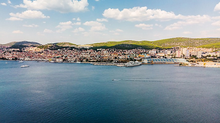 포토 JPG 주간 해외풍경 바다 유럽풍경 자연 산 주택 풍경 해변 사람없음 야외 건물 마을 언덕 크로아티아 항공촬영 쉬베니크 국내포토 자연요소 해외 건축물 유럽 뷰포인트 생태계 파일형식