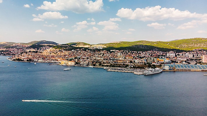 포토 JPG 주간 해외풍경 바다 유럽풍경 자연 주택 풍경 해변 사람없음 야외 건물 마을 항구 크로아티아 항공촬영 페리선착장 페리호 쉬베니크 국내포토 자연요소 해외 건축물 유럽 뷰포인트 배_교통 교통시설 생태계 파일형식