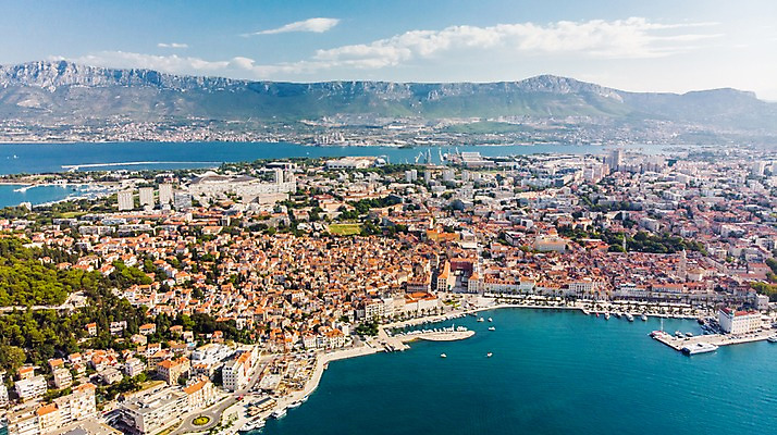 포토 JPG 주간 해외풍경 바다 유럽풍경 자연 산 주택 풍경 해변 사람없음 야외 건물 마을 항구 크로아티아 항공촬영 스플리트 국내포토 자연요소 해외 건축물 유럽 뷰포인트 교통시설 생태계 파일형식
