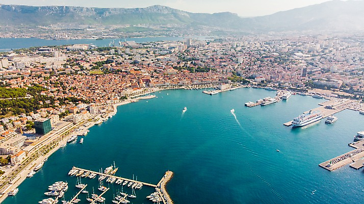 포토 JPG 주간 해외풍경 바다 유럽풍경 자연 산 주택 해변 사람없음 야외 건물 마을 항구 크로아티아 항공촬영 스플리트 선박 국내포토 자연요소 해외 건축물 유럽 뷰포인트 수상교통 교통시설 풍경 생태계 파일형식