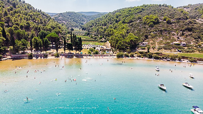 포토 JPG 주간 해외풍경 바다 요트 유럽풍경 자연 산 사람 여러명 해변 야외 숲 해수욕장 언덕 크로아티아 고성 항공촬영 선박 브라치섬 국내포토 자연요소 해외 유럽 뷰포인트 섬 다수 수상교통 배_교통 풍경 생태계 파일형식