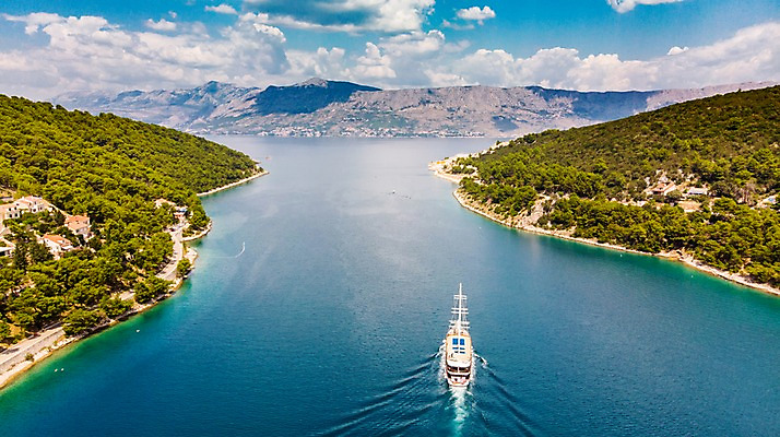 포토 JPG 주간 해외풍경 바다 유럽풍경 자연 산 풍경 사람없음 야외 숲 언덕 크로아티아 고성 항공촬영 선박 브라치섬 국내포토 자연요소 해외 유럽 뷰포인트 섬 수상교통 생태계 파일형식