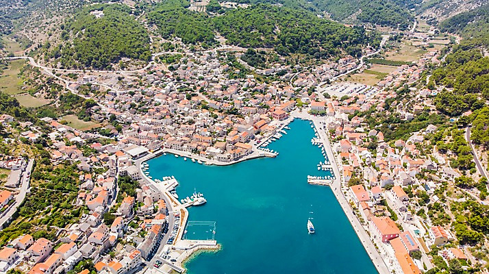 포토 JPG 주간 해외풍경 바다 유럽풍경 자연 산 주택 풍경 해변 사람없음 야외 건물 숲 언덕 크로아티아 고성 항공촬영 브라치섬 국내포토 자연요소 해외 건축물 유럽 뷰포인트 섬 생태계 파일형식