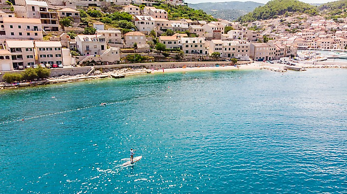 포토 JPG 주간 전신 해외풍경 바다 유럽풍경 자연 주택 한명 사람 풍경 성인 해변 야외 건물 마을 나룻배 언덕 항공촬영 브라치섬 국내포토 자연요소 1 해외 건축물 유럽 뷰포인트 섬 배_교통 생태계 크로아티아 파일형식