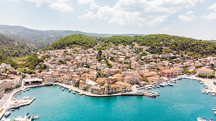포토 JPG 주간 해외풍경 바다 유럽풍경 유적지 자연 산 사람없음 야외 건물 관광지 마을 항구 역사 숲 크로아티아 항공촬영 선박 브라치섬 국내포토 자연요소 해외 건축물 유럽 뷰포인트 섬 여행 고건축 수상교통 교통시설 풍경 생태계 파일형식