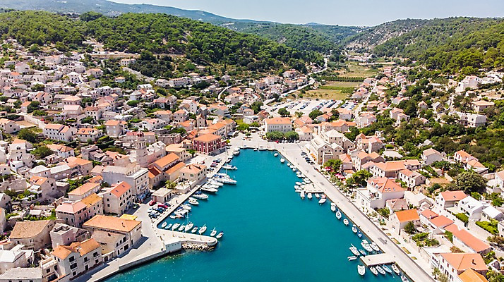 포토 JPG 주간 해외풍경 유럽풍경 유적지 자연 산 해변 사람없음 야외 건물 관광지 마을 항구 역사 숲 크로아티아 항공촬영 선박 브라치섬 국내포토 자연요소 해외 건축물 유럽 바다 뷰포인트 섬 여행 고건축 수상교통 교통시설 풍경 생태계 파일형식