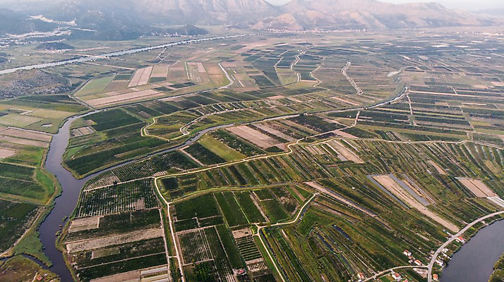 포토 JPG 주간 해외풍경 유럽풍경 유적지 자연 산 사람없음 야외 강 농경지 마을 역사 크로아티아 항공촬영 논밭 플로체 국내포토 자연요소 해외 유럽 뷰포인트 고건축 밭 논 풍경 농장 생태계 파일형식