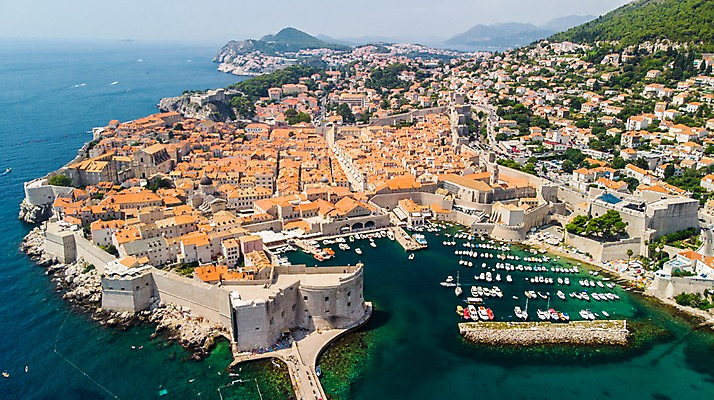 포토 JPG 주간 해외풍경 바다 유럽풍경 유적지 자연 해변 사람없음 야외 건물 마을 역사 크로아티아 고성 항공촬영 두브로브니크 선박 국내포토 자연요소 해외 건축물 유럽 뷰포인트 고건축 수상교통 풍경 생태계 파일형식