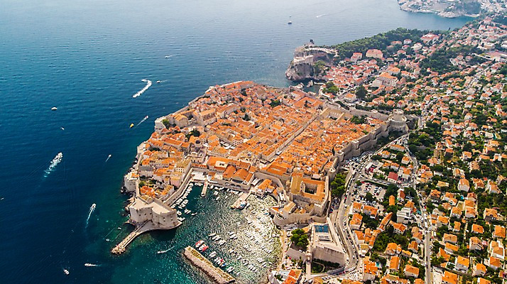 포토 JPG 주간 해외풍경 바다 유럽풍경 유적지 자연 해변 사람없음 야외 건물 마을 역사 크로아티아 고성 항공촬영 두브로브니크 선박 국내포토 자연요소 해외 건축물 유럽 뷰포인트 고건축 수상교통 풍경 생태계 파일형식