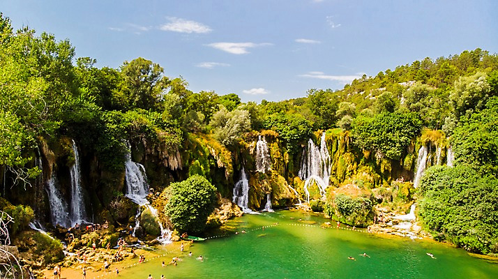 포토 JPG 주간 해외풍경 유럽풍경 자연 국립공원 풍경 야외 강 여행객 계곡 폭포 군중 숲속 숲 항공촬영 보스니아 국내포토 자연요소 해외 공원 유럽 뷰포인트 사람 생태계 파일형식