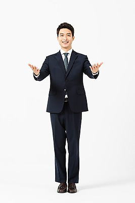 포토 JPG 스튜디오촬영 전신 남자 비즈니스 안내 실내 한명 서기 미소 사람 정장 20대 청년 앞모습 한국인 비즈니스맨 손내밀기 흰배경 성인남자한명만 국내포토 1 옷 뷰포인트 백그라운드 모션 표정 동양인 손짓 성인 내부 흰색 직장인 남자한명만 성인남자만 파일형식