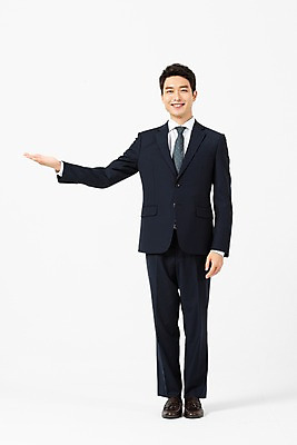 포토 JPG 스튜디오촬영 전신 남자 비즈니스 안내 실내 한명 서기 미소 사람 정장 손짓 20대 청년 앞모습 한국인 비즈니스맨 흰배경 성인남자한명만 국내포토 1 옷 뷰포인트 백그라운드 모션 표정 동양인 성인 내부 흰색 직장인 남자한명만 성인남자만 파일형식