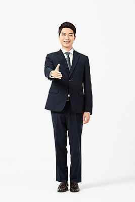 포토 JPG 스튜디오촬영 전신 남자 비즈니스 악수 실내 한명 미소 사람 정장 20대 청년 앞모습 한국인 비즈니스맨 손내밀기 흰배경 요청 성인남자한명만 국내포토 1 옷 뷰포인트 백그라운드 표정 동양인 손짓 성인 내부 흰색 직장인 남자한명만 성인남자만 파일형식