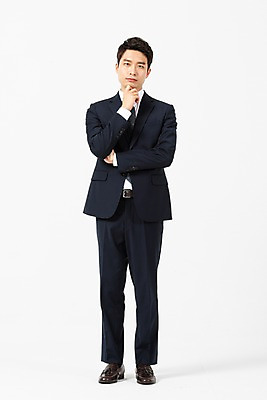 포토 JPG 스튜디오촬영 전신 응시 남자 생각 비즈니스 실내 한명 서기 사람 정장 20대 청년 앞모습 턱괴기 한국인 비즈니스맨 고민 흰배경 성인남자한명만 국내포토 1 시선 옷 감정 뷰포인트 백그라운드 모션 동양인 성인 내부 흰색 직장인 남자한명만 성인남자만 파일형식