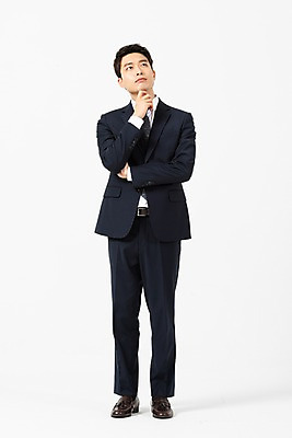 포토 JPG 스튜디오촬영 전신 응시 남자 생각 비즈니스 실내 한명 사람 정장 20대 청년 앞모습 턱괴기 한국인 올려보기 비즈니스맨 고민 흰배경 성인남자한명만 국내포토 1 시선 옷 감정 뷰포인트 모션 동양인 성인 내부 흰색 직장인 남자한명만 성인남자만 파일형식 직업 컬러 인종 남자만 성인만