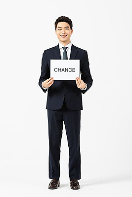 포토 JPG 스튜디오촬영 전신 남자 비즈니스 실내 한명 서기 미소 사람 정장 20대 청년 앞모습 팻말 한국인 비즈니스맨 흰배경 기회 찬스 성인남자한명만 국내포토 1 옷 뷰포인트 백그라운드 모션 프레임 표정 동양인 성인 내부 흰색 직장인 남자한명만 성인남자만 파일형식 직업 컬러 인종 남자만 성인만