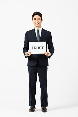 포토 JPG 스튜디오촬영 전신 남자 비즈니스 실내 한명 서기 미소 들기 사람 정장 20대 청년 앞모습 믿음 팻말 한국인 비즈니스맨 흰배경 성인남자한명만 국내포토 1 옷 감정 뷰포인트 백그라운드 모션 프레임 표정 동양인 성인 내부 흰색 직장인 남자한명만 성인남자만 파일형식