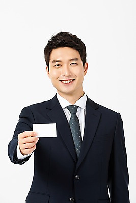 포토 JPG 스튜디오촬영 남자 비즈니스 명함 실내 한명 미소 들기 사람 정장 상반신 20대 청년 앞모습 한국인 비즈니스맨 흰배경 성인남자한명만 국내포토 1 옷 뷰포인트 백그라운드 모션 표정 동양인 성인 내부 흰색 직장인 남자한명만 성인남자만 파일형식