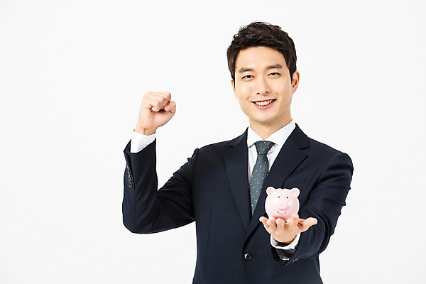 포토 JPG 스튜디오촬영 남자 비즈니스 실내 한명 미소 들기 사람 정장 상반신 20대 청년 앞모습 파이팅 저축 한국인 돼지저금통 비즈니스맨 은행 흰배경 금융비즈니스 자산관리 성인남자한명만 금융의날 국내포토 1 옷 뷰포인트 백그라운드 모션 표정 동양인 성인 내부 금융 경제 저금통 흰색 직장인 남자한명만 성인남자만 파일형식 법정기념일