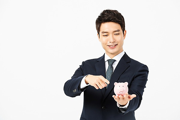 포토 JPG 스튜디오촬영 응시 남자 비즈니스 실내 한명 미소 들기 사람 정장 상반신 20대 청년 앞모습 저축 한국인 돼지저금통 가리킴 비즈니스맨 은행 흰배경 금융비즈니스 자산관리 성인남자한명만 금융의날 국내포토 1 시선 옷 뷰포인트 백그라운드 모션 표정 동양인 손짓 성인 내부 금융 경제 저금통 흰색 직장인 남자한명만 성인남자만 파일형식 법정기념일