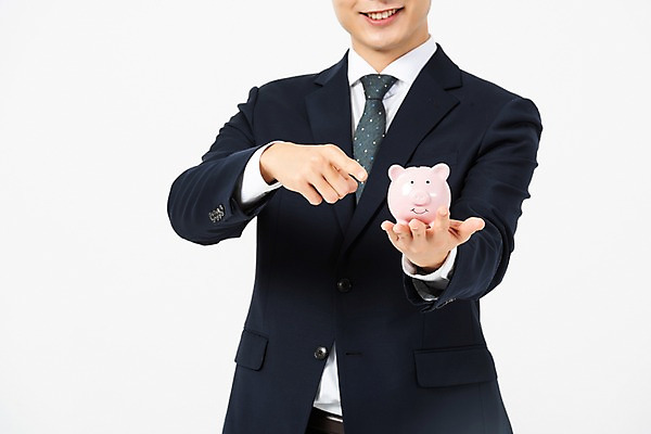 포토 JPG 스튜디오촬영 남자 비즈니스 실내 한명 미소 들기 사람 정장 상반신 20대 청년 앞모습 저축 한국인 돼지저금통 가리킴 비즈니스맨 은행 흰배경 금융비즈니스 자산관리 성인남자한명만 금융의날 국내포토 1 옷 뷰포인트 백그라운드 모션 표정 동양인 손짓 성인 내부 금융 경제 저금통 흰색 직장인 남자한명만 성인남자만 파일형식 법정기념일