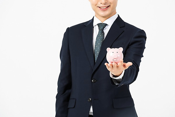 포토 JPG 스튜디오촬영 남자 비즈니스 실내 한명 미소 들기 사람 정장 상반신 20대 청년 앞모습 저축 한국인 돼지저금통 비즈니스맨 은행 흰배경 금융비즈니스 자산관리 성인남자한명만 금융의날 국내포토 1 옷 뷰포인트 백그라운드 모션 표정 동양인 성인 내부 금융 경제 저금통 흰색 직장인 남자한명만 성인남자만 파일형식 법정기념일