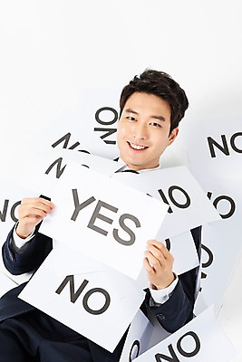 포토 JPG 스튜디오촬영 응시 남자 비즈니스 실내 한명 미소 들기 사람 정장 상반신 20대 청년 앞모습 눕기 팻말 한국인 비즈니스맨 거절 승낙 흰배경 성인남자한명만 국내포토 1 시선 옷 뷰포인트 백그라운드 컨셉 모션 프레임 표정 동양인 성인 내부 흰색 직장인 남자한명만 성인남자만 파일형식