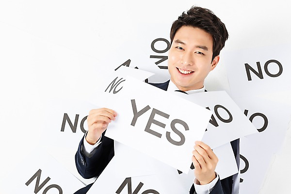 포토 JPG 스튜디오촬영 응시 남자 비즈니스 실내 한명 미소 들기 사람 정장 상반신 20대 청년 앞모습 눕기 팻말 한국인 비즈니스맨 거절 승낙 흰배경 성인남자한명만 국내포토 1 시선 옷 뷰포인트 백그라운드 컨셉 모션 프레임 표정 동양인 성인 내부 흰색 직장인 남자한명만 성인남자만 파일형식