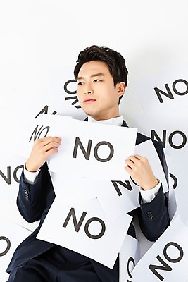 포토 JPG 스튜디오촬영 남자 비즈니스 실내 한명 사람 정장 상반신 20대 청년 앞모습 눕기 팻말 한국인 비즈니스맨 거절 흰배경 성인남자한명만 국내포토 1 옷 뷰포인트 백그라운드 컨셉 모션 프레임 동양인 성인 내부 흰색 직장인 남자한명만 성인남자만 파일형식