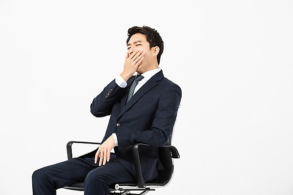 포토 JPG 스튜디오촬영 남자 의자 비즈니스 실내 피곤 한명 사람 앉기 정장 상반신 20대 청년 옆모습 한국인 비즈니스맨 흰배경 하품 과로 성인남자한명만 국내포토 1 옷 뷰포인트 가구 백그라운드 컨셉 모션 동양인 성인 내부 흰색 직장인 생리현상 남자한명만 성인남자만 파일형식