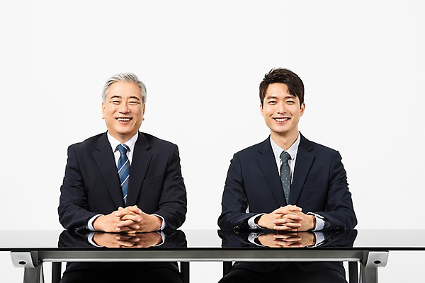 포토 JPG 스튜디오촬영 노년 남자 비즈니스 실내 미소 사람 앉기 정장 상반신 20대 청년 두명 앞모습 한국인 60대 사장 흰배경 화합 임원 남자만 국내포토 옷 뷰포인트 백그라운드 모션 표정 동양인 성인 내부 흰색 파일형식