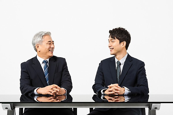 포토 JPG 스튜디오촬영 응시 노년 남자 비즈니스 실내 미소 사람 앉기 정장 상반신 20대 청년 두명 앞모습 마주보기 한국인 60대 사장 책상 흰배경 화합 임원 남자만 국내포토 시선 옷 뷰포인트 가구 백그라운드 모션 표정 동양인 성인 내부 흰색 파일형식