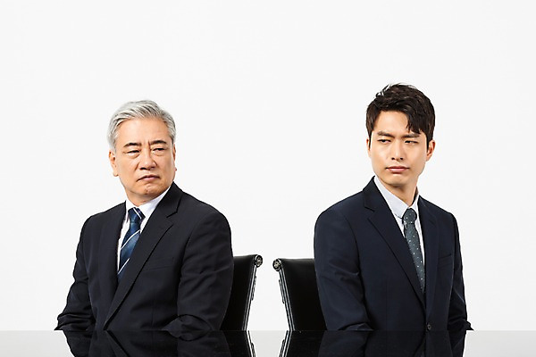 포토 JPG 스튜디오촬영 노년 남자 비즈니스 실내 사람 정장 상반신 20대 청년 두명 옆모습 한국인 등돌리기 찡그림 60대 사장 흰배경 갈등 임원 남자만 불통 국내포토 옷 뷰포인트 백그라운드 컨셉 모션 표정 동양인 성인 내부 흰색 파일형식