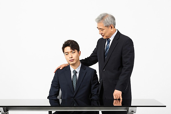 포토 JPG 스튜디오촬영 노년 남자 비즈니스 실내 서기 사람 앉기 정장 상반신 20대 청년 두명 앞모습 옆모습 한국인 60대 사장 흰배경 리더 화합 위로 임원 남자만 어깨에손 국내포토 옷 뷰포인트 백그라운드 모션 동양인 성인 내부 흰색 파일형식