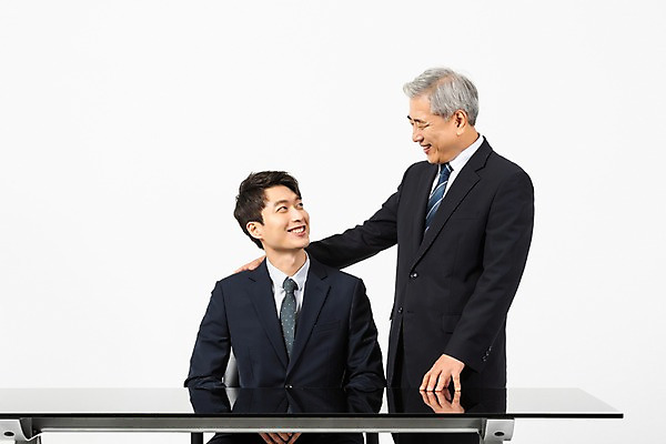 포토 JPG 스튜디오촬영 노년 남자 비즈니스 실내 서기 미소 사람 앉기 정장 상반신 20대 청년 두명 앞모습 옆모습 마주보기 한국인 60대 사장 흰배경 리더 화합 격려 위로 임원 남자만 어깨에손 국내포토 옷 감정 뷰포인트 백그라운드 모션 표정 동양인 성인 내부 흰색 파일형식