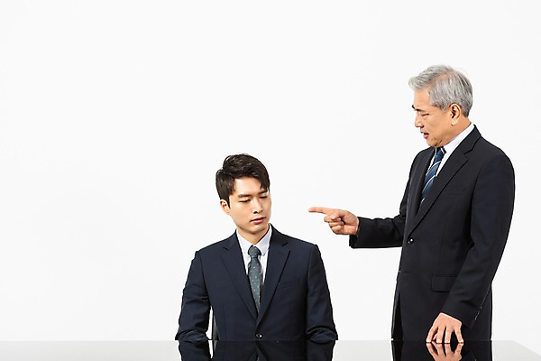 포토 JPG 스튜디오촬영 노년 남자 비즈니스 실내 서기 사람 앉기 정장 상반신 20대 청년 두명 앞모습 옆모습 한국인 분노 찡그림 60대 사장 꾸지람 흰배경 리더 갈등 삿대질 시무룩 임원 엄격한 남자만 갑질 불통 국내포토 옷 감정 뷰포인트 백그라운드 컨셉 모션 표정 동양인 손짓 성인 내부 흰색 체벌 파일형식