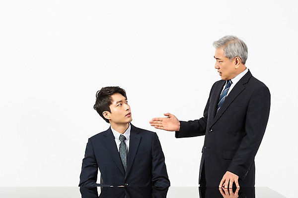 포토 JPG 스튜디오촬영 노년 남자 비즈니스 실내 서기 사람 앉기 정장 상반신 20대 청년 두명 앞모습 옆모습 한국인 60대 사장 꾸지람 흰배경 리더 갈등 임원 엄격한 남자만 갑질 불통 국내포토 옷 뷰포인트 백그라운드 컨셉 모션 동양인 성인 내부 흰색 체벌 파일형식