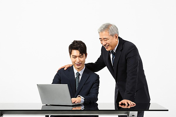 포토 JPG 스튜디오촬영 응시 노년 남자 비즈니스 협력 실내 서기 미소 사람 앉기 정장 상반신 20대 청년 두명 앞모습 옆모습 노트북 한국인 작업 60대 사장 책상 흰배경 리더 화합 임원 남자만 어깨에손 국내포토 시선 옷 뷰포인트 가구 백그라운드 모션 표정 동양인 성인 내부 전자제품 흰색 파일형식