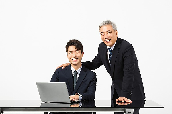 포토 JPG 스튜디오촬영 노년 남자 비즈니스 협력 실내 서기 미소 사람 앉기 정장 상반신 20대 청년 두명 앞모습 노트북 한국인 60대 사장 책상 흰배경 리더 화합 임원 남자만 어깨에손 국내포토 옷 뷰포인트 가구 백그라운드 모션 표정 동양인 성인 내부 전자제품 흰색 파일형식