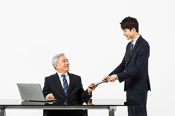 포토 JPG 스튜디오촬영 노년 남자 비즈니스 협력 실내 서기 미소 사람 앉기 정장 상반신 20대 청년 두명 앞모습 옆모습 노트북 마주보기 한국인 60대 사장 흰배경 주기 리더 화합 결재 결재판 임원 남자만 국내포토 옷 뷰포인트 백그라운드 모션 표정 동양인 성인 내부 전자제품 흰색 파일형식