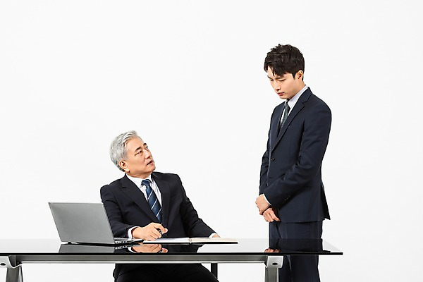 포토 JPG 스튜디오촬영 노년 남자 비즈니스 실내 서기 사람 앉기 정장 상반신 20대 청년 두명 앞모습 옆모습 노트북 한국인 60대 사장 흰배경 리더 결재 갈등 시무룩 임원 남자만 갑질 불통 국내포토 옷 뷰포인트 백그라운드 컨셉 모션 표정 동양인 성인 내부 전자제품 흰색 파일형식