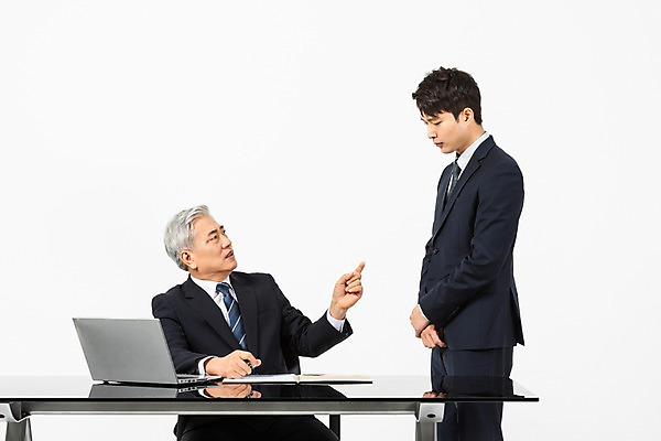 포토 JPG 스튜디오촬영 노년 남자 비즈니스 실내 서기 사람 앉기 정장 상반신 20대 청년 두명 앞모습 옆모습 노트북 한국인 60대 사장 꾸지람 책상 흰배경 리더 결재 갈등 임원 엄격한 남자만 갑질 불통 국내포토 옷 뷰포인트 가구 백그라운드 컨셉 모션 동양인 성인 내부 전자제품 흰색 체벌 파일형식