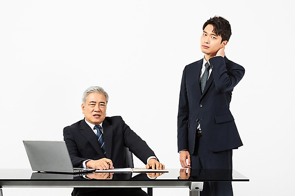 포토 JPG 스튜디오촬영 노년 남자 비즈니스 실내 서기 사람 앉기 정장 상반신 20대 청년 두명 앞모습 노트북 한국인 찡그림 60대 사장 꾸지람 책상 흰배경 리더 결재 갈등 임원 엄격한 남자만 불통 국내포토 옷 뷰포인트 가구 백그라운드 컨셉 모션 표정 동양인 성인 내부 전자제품 흰색 체벌 파일형식